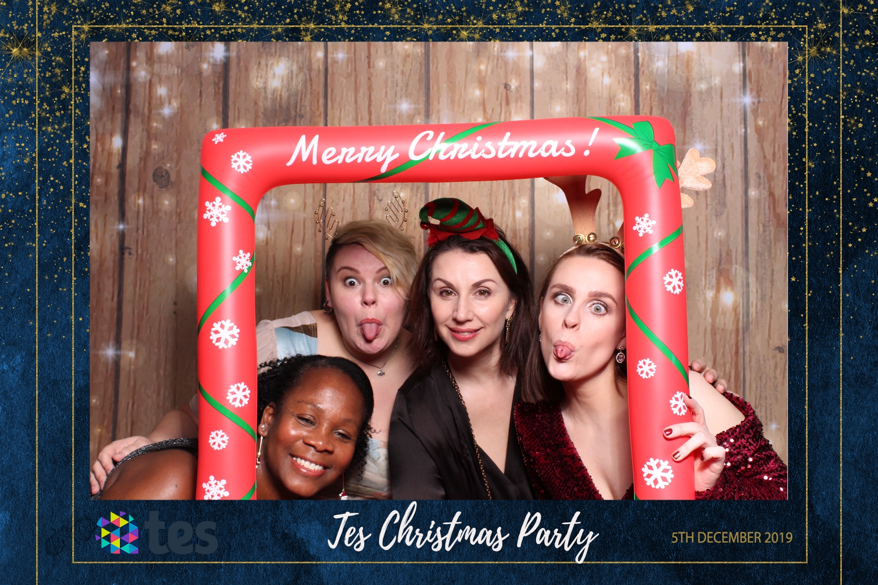 Tes Christmas party  | View more photos from the event at gallery.magicimages.uk/u/MagicImages/Tes-Christmas-party